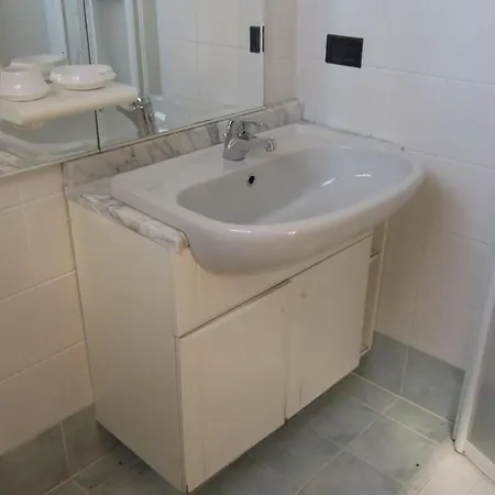 Cozy Four-roomed Flat With Garden And Swimming Pool - By Beahost